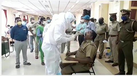 தனிமைப்படுத்தப்பட்ட பகுதிகளில் பணிபுரிந்த போலீஸாருக்கு கரோனா பரிசோதனை
