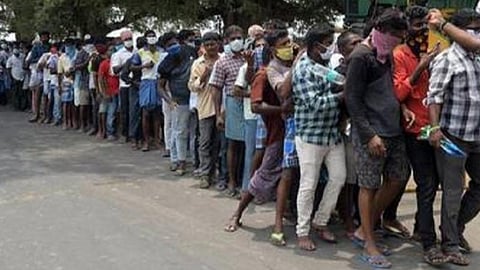 ‘ஒரு கையில் கபசுர குடிநீர், மற்றொரு கையில் மது’: அரசின் செயல் முரண்படுவதாக நீதிபதிகள் கருத்து