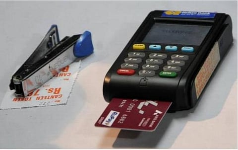 ஊரடங்கு காலத்தில் காலாவதியான டெபிட், கிரெடிட் கார்டுகளை புதுப்பிக்க முடியாததால் பாதிப்பு