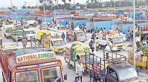 ﻿﻿﻿திருவள்ளூர் மாவட்டம் திருமழிசை துணை கோள் நகரில் அமைக்கப்பட்டுள்ள தற்காலிக மொத்த காய்கறி சந்தை நேற்று முதல் செயல்பட தொடங்கியது. வாகனங்களில் வந்திறங்கிய காய்கறிகளை வாங்கிச் சென்ற வியாபாரிகள்