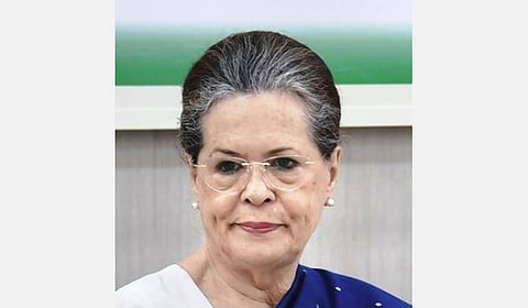 ரயில் கட்டணத்தை சோனியா கொடுத்ததாக வெளி மாநில தொழிலாளர்களிடம் நோட்டீஸ் வழங்கிய காங். எம்எல்ஏ