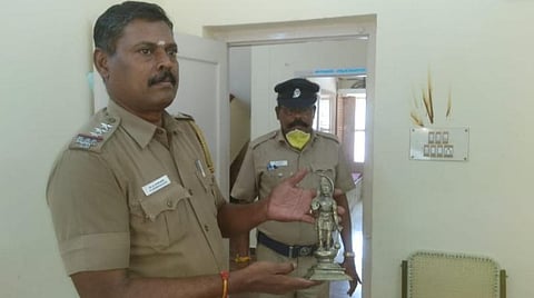 ஓசூர் காளேகுண்டா குடியிருப்புப் பகுதி கால்வாயில் மீட்கப்பட்ட  ஐம்பொன் ஆஞ்சநேயர் சிலையுடன் நகரக் காவல் நிலைய ஆய்வாளர் லட்சுமணதாஸ்.