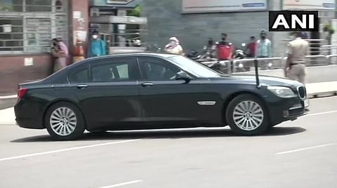 எய்ம்ஸ் மருத்துவமனையிலிருந்து புறப்பட்டுச் சென்ற மன்மோகன் சிங்: படம் | ஏஎன்ஐ.