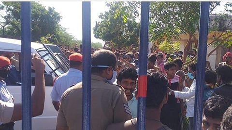 கூடங்குளத்தில் வெளிமாநிலத் தொழிலாளர்களால் தாக்கப்பட்ட காவலர், ஆய்வாளருக்கு அரசு நிதியுதவி: முதல்வர் பழனிசாமி அறிவிப்பு