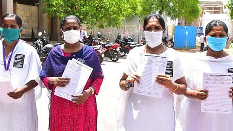 கரோனா வார்டில் உயிரைப் பணயம் வைத்து பணிபுரியும் எங்களுக்கு ஊதியம் வெறும் ரூ.14,000: உலக செவிலியர் தினத்தில் ஒப்பந்த செவிலியர்கள் வேதனை