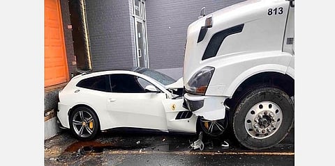 வேலையை விட்டு நீக்கிய ஆத்திரத்தில் முதலாளியின் ஃபெராரி காரை இடித்துத் தள்ளிய ஊழியர்