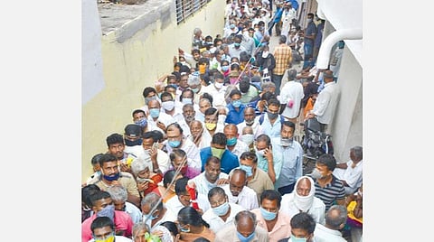 கிருஷ்ணகிரியில் ராணுவ கேன்டீனில் பொருட்கள் வாங்க சமூக இடைவெளியின்றி குவிந்த முன்னாள் ராணுவ வீரர்கள்.