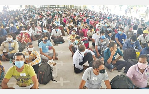 திருப்பூர் ஜெய்வாபாய் மாநகராட்சி பெண்கள் பள்ளியில் மருத்துவப் பரிசோதனைக்காக காத்திருந்த தொழிலாளர்கள்.