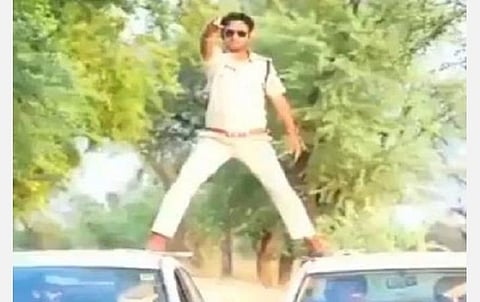 கார்களின் மேல் நின்று ‘ஸ்டண்ட்’ செய்த காவலருக்கு அபராதம்