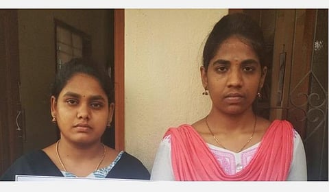 தன் சகோதரியோடு நந்தினி (இடது)