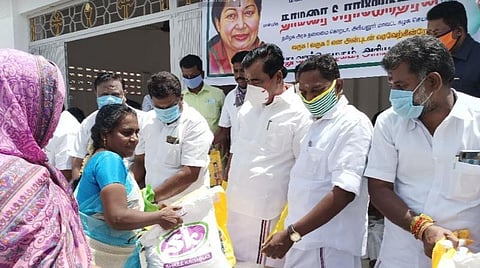 அரியலூரில் ஒரு பயனாளிக்கு அத்தியாவசியப் பொருட்களை வழங்குகிறார் அரசு தலைமைக் கொறடா தாமரை எஸ்.ராஜேந்திரன்.