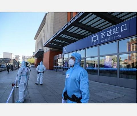 லாக்டவுனில் ஜிலின் நகரம். ரயில் நிலையத்தில் அதிகாரிகள். | ஏ.எஃப்.பி.