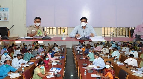 ஆய்வு கூட்டத்தில் பேசும் மாவட்ட ஆட்சியர் ம.கோவிந்தராவ்.