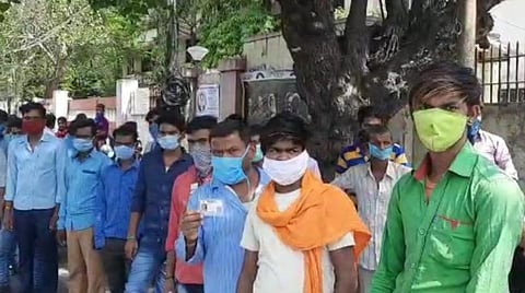 இ-பாஸ் கேட்டு ஒரே நேரத்தில் குவிந்த வெளிமாநில தொழிலாளர்கள்