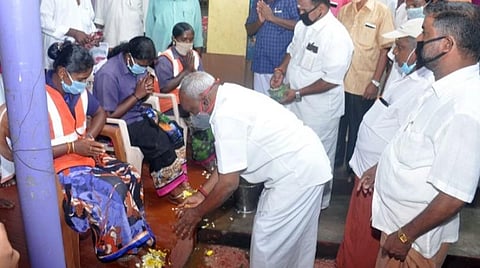 உயிரைப் பணயம் வைத்து கரோனா பணி: தூய்மைப் பணியாளர்களுக்கு பாதபூஜை செய்த முன்னாள் மத்திய அமைச்சர்- நெகிழ்ச்சியில் கண்ணீர் விட்ட பணியாளர்கள்