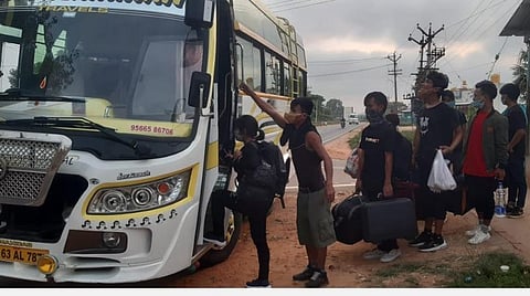 ஓசூரிலிருந்து சென்னை வழியாக  மிசோரம் செல்வதற்காக மாவட்ட நிர்வாகம் ஏற்பாடு செய்திருந்த தனியார் பேருந்தில் ஏறும் மிசோரம் தொழிலாளர்கள்.