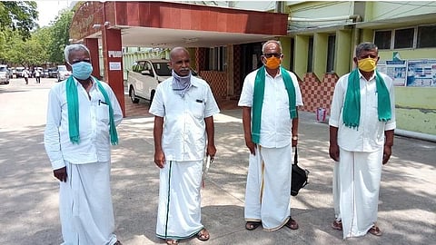 தென்னையில் வெள்ளை நோய் தாக்குதல்: தேங்காய்க்கு உரிய விலை கிடைக்காததால் விருதுநகர் விவசாயிகள் தவிப்பு