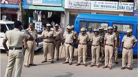 10 மாதங்களுக்கு முன் பதவி உயர்வுப் பட்டியல் அறிவிக்கப்பட்டும் ஆய்வாளர் பணியை ஏற்க முடியவில்லை: தமிழகளவில் ஏக்கத்தில் எஸ்.ஐ.க்கள்