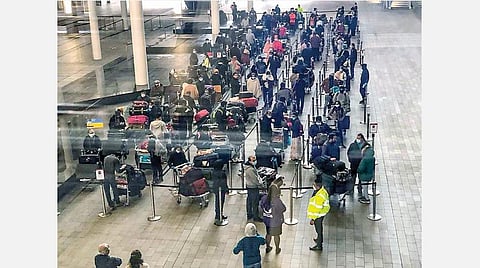 ﻿வெளிநாடுகளில் சிக்கியுள்ள இந்தியர்களை மீட்டு வர, ‘வந்தே பாரத் மிஷன்’ திட்டத்தை மத்திய அரசு மீண்டும் செயல்படுத்தி வருகிறது. அதன்படி, இங்கிலாந்து தலைநகர் லண்டனில் இருந்து குஜராத் மாநிலம் அகமதாபாத் திரும்ப 327 இந்தியர்கள் விமான நிலையத்தில் காத்திருக்கின்றனர். இவர்கள் ஏர் இந்தியா விமானத்தில் நாடு திரும்புகின்றனர்.﻿﻿படம்: பிடிஐ﻿﻿