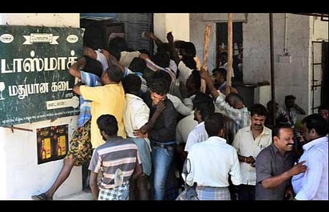 ஒரு நாளைக்கு ஒரு கடையில் 500 பேருக்கு மட்டுமே விற்பனை; விரைவில் டிஜிட்டல் முறை: டாஸ்மாக் நிர்வாகம் உயர் நீதிமன்றத்தில் பதில்