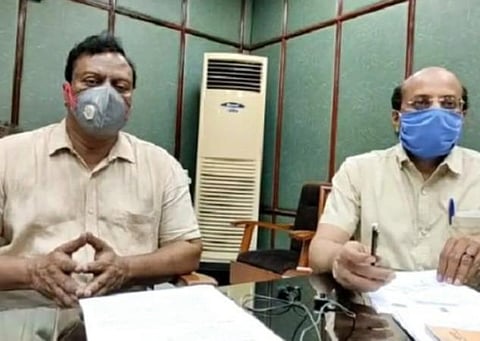 புதுச்சேரி சுகாதாரத்துறை செயலர் பிரசாந்த்குமார் பண்டா, இயக்குநர் மோகன்குமார். 