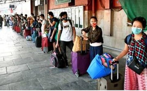 மணிப்பூர் புறப்படுவதற்கு முன் புலம்பெயர் தொழிலாளர்கள் சென்னை சென்ட்ரல் ரயில்நிலையத்தில் சமூக இடைவெளியுடன் காத்திருந்த காட்சி.