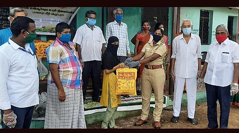 பள்ளி மாணவர்களுக்கான நிவாரண உதவி.