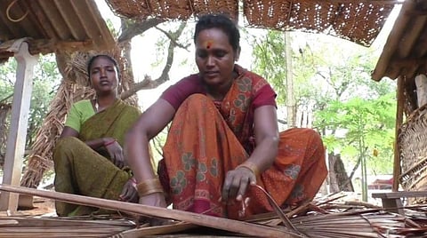 சிவகங்கை அருகே கூட்டுறவுபட்டியில் தென்னந்தட்டி முடையும் பணியில் ஈடுபட்டுள்ளனர்.