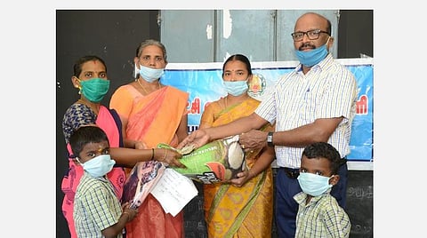 அரசு பள்ளி மாணவர்கள் குடும்பத்திற்கு பணம், உணவுப்பொருட்கள் வழங்கிய தலைமை ஆசிரியர்