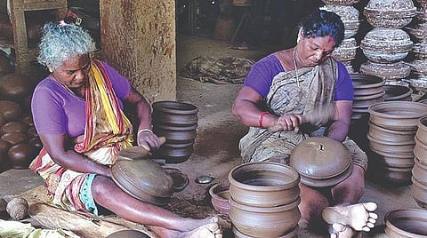 பொது முடக்கத்தால் கேரளத்துக்கு அனுப்ப முடியாமல் தேங்கிய மண்பாண்டங்கள்: கஷ்ட ஜீவனத்தில் மண்பாண்டத் தொழிலாளர்கள்