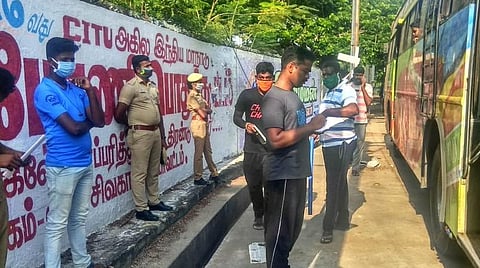 கொல்கத்தாவில் இருந்து பேருந்தில் வந்த 19 பேர்  மருத்துவச் சோதனைக்குப் பயந்து மானாமதுரையில் தப்பியோட்டம் : 13 பேர் மீட்பு