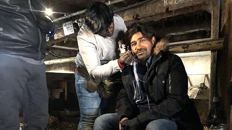 மாட்டுத் தொழுவத்தில் மேக்கப் போட்ட விஜய் ஆண்டனி