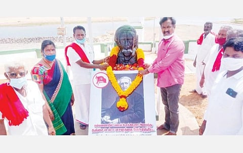 ﻿தஞ்சாவூர் மாவட்டம் கல்லணையில் உள்ள சர் ஆர்தர் காட்டனின் சிலைக்கு நேற்று மாலை அணிவித்து மரியாதை செலுத்திய இந்திய கம்யூனிஸ்ட் கட்சியினர் மற்றும் விவசாயிகள்.﻿﻿