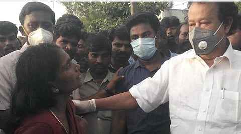 பள்ளி மாணவி குடும்பத்தாருக்கு ஆறுதல் கூறும் முன்னாள் திமுக  அமைச்சர் பொன்முடி.