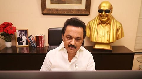 காணொலிக் காட்சி வாயிலாக மாவட்டச் செயலாளர்களிடம் உரையாடும் ஸ்டாலின்.