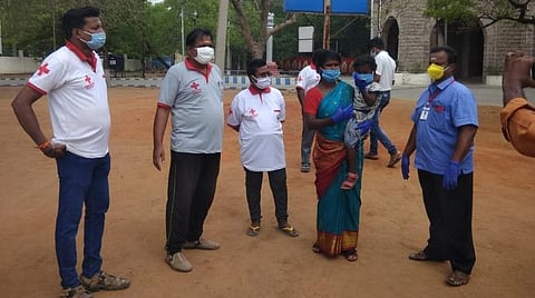 மாற்றுத்திறனாளி கணவரைப் பார்க்க மேலூரில் இருந்து ஈரோட்டுக்கு மகளுடன் நடந்து செல்ல முயன்ற மனைவி; செஞ்சிலுவைச் சங்கம் மீட்டு உதவி