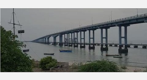 வங்கக் கடலில் புயல் சின்னம்: பாம்பனில் ஒன்றாம் எண் புயல் கூண்டு ஏற்றம்