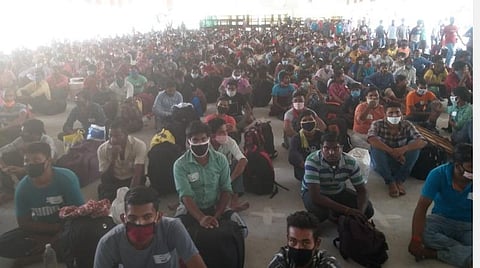 படவிளக்கம்: திருப்பூர் ஜெய்வாபாய் மாநகராட்சி பெண்கள் மேல்நிலைப்பள்ளியில் நேற்று ரயில் பயணம் மேற்கொண்டவர்களுக்கு நடந்த உடற்  பரிசோதனை. ரயிலில் செல்வதற்காக பள்ளி வளாகத்தில் காத்திருந்த தொழிலாளர்கள்.