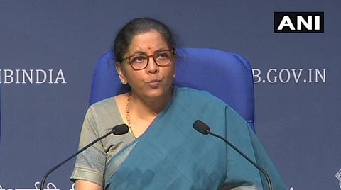 மத்திய நிதியமைச்சர் நிர்மலா சீதாராமன் ஊடகங்களுக்குப் பேட்டி அளித்த காட்சி : படம் | ஏஎன்ஐ.