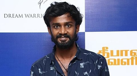 எனக்குத் தெரியாத அப்டேட் எல்லாம் கொடுக்கிறாரு: தீனா