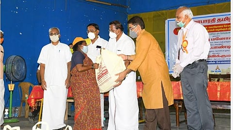 சேவாபாரதி தமிழ்நாடு சார்பாக கரோனா நோய்த் தடுப்பு பணியில் ஈடுபட்ட பெருநகர சென்னை மாநகராட்சி 104 ஆவது வட்டத்தைச் சார்ந்த தூய்மைப் பணியாளர்கள் பாராட்டி மளிகை பொருட்கள் வழங்கும் நிகழ்ச்சியில் அமைச்சர் கே. பாண்டியராஜன் கலந்து கொண்டார்.