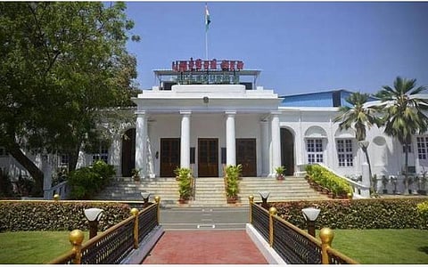 சிறிய மாநிலமான புதுச்சேரியில் 16 ஐஏஎஸ், 6 ஐபிஎஸ் அதிகாரிகள்; எண்ணிக்கையை குறைத்தாலே பல கோடி மிச்சமாகும்- யோசனை தெரிவிக்கும் அரசு ஊழியர்கள்