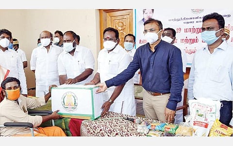 மதுரையில் மாற்றுத் திறனாளிக்கு நலத்திட்ட உதவிகள் வழங்கிய அமைச்சர்கள் செல்லூர் கே.ராஜூ, ஆர்.பி.உதயகுமார். அருகில், ஆட்சியர் டி.ஜி.வினய், மாநக ராட்சி ஆணையர் விசாகன், ராஜன்செல்லப்பா எம்எல்ஏ உள்ளிட்டோர்.﻿