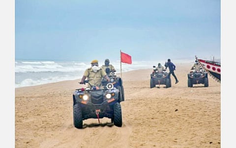 வங்கக் கடலில் உருவாகி உள்ள புயல் ஒடிசா, மேற்கு வங்கத்தில் கரையைக் கடக்கும் என எதிர்பார்க்கப்படுகிறது. இதையடுத்து, ஒடிசா மாநிலம் புரி கடற்கரை பகுதிக்கு மீனவர்கள் மற்றும் பொதுமக்கள் செல்வதைத் தடுப்பதற்காக போலீஸார் நேற்று ரோந்து பணியில் ஈடுபட்டனர்.படம்: பிடிஐ