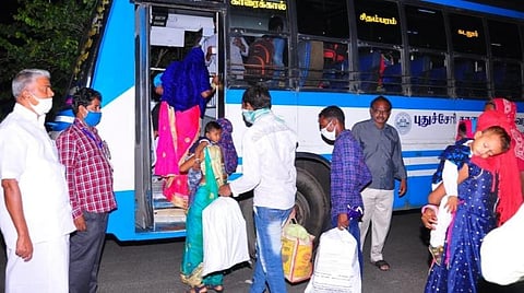 காரைக்காலிலிருந்து சத்தீஸ்கர் மாநிலத்துக்கு புறப்பட்ட தொழிலாளர்கள்  