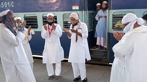 டெல்லியிலிருந்து ரயிலில் கிளம்பிய 1153 தமிழர்கள் சொந்த ஊர் திரும்பினர்: அனைவருக்கும் உணவை பகிர்ந்த ஜமாத்தினர்