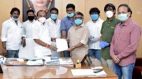 600 கோடி ரூபாய் முதலீடு முடக்கம்: படப்பிடிப்புக்கு அனுமதிக் கோரி அமைச்சரிடம் தயாரிப்பாளர்கள் கோரிக்கை