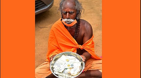 யாசகம் பெற்ற பணத்தில் ஆட்சியரிடம் ரூ.10 ஆயிரம் ‘கரோனா’ நிவாரண நிதி: மதுரையில் நெகிழ வைத்த யாசகரின் மனிதநேயம்