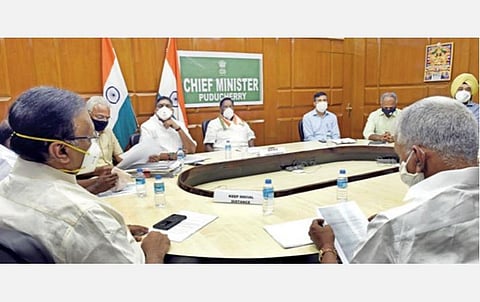 ﻿புதுச்சேரியில் ஊரடங்கு நீட்டிப்பு மற்றும் மதுக்கடைகளை திறப்பது தொடர்பாக முதல்வர் நாராயணசாமி தலைமையில் நேற்று நடைபெற்ற அமைச்சரவைக் கூட்டத்தில் பங்கேற்றோர். படம்: எம்.சாம்ராஜ்﻿﻿