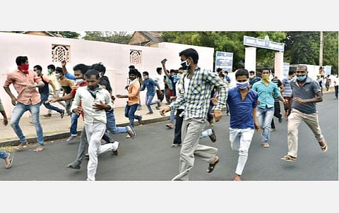 சேலத்தில் கட்டுமானப்பணிகள், வெள்ளிக்கொலுசு தொழில் உள்ளிட்ட சிறு தொழில்களில் வட மாநிலத் தொழிலாளர்கள் பலர் ஈடுபட்டு வருகின்றனர்.  ஊரடங்கால் வேலைவாய்ப்பு முடங்கிப்போனதால் தங்களது சொந்த ஊருக்கு செல்ல அனுமதி கேட்டு ரெட்டிப்பட்டி பகுதியில் வசித்து வரும் வடமாநிலத்தவர்கள் சேலம்  மாவட்ட ஆட்சியரிடம் மனு அளிக்க திரளாக வந்தனர். ஊரடங்கை மீறி சமூக இடைவெளி இன்றி கூட்டமாக வந்ததால் போலீஸார் அவர்களிடம் பேச்சு வார்த்தை நடத்தி திருப்பி அனுப்ப முயற்சித்தனர். பேச்சுவார்த்தையை ஏற்றுக்கொள்ளாத வட மாநிலத் தொழிலாளர்கள் தடையை மீறி சாலையில் அமர்ந்து போராட்டத்தில் ஈடுபட்டனர். போலீஸாரின் கைது நடவடிக்கைக்கு அஞ்சி ஓட்டமெடுத்த தொழிலாளர்கள்.  									படங்கள்: எஸ்.குரு பிரசாத்